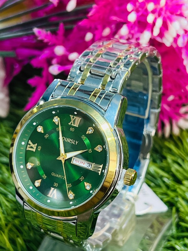 Hoursly quartz wristwatch